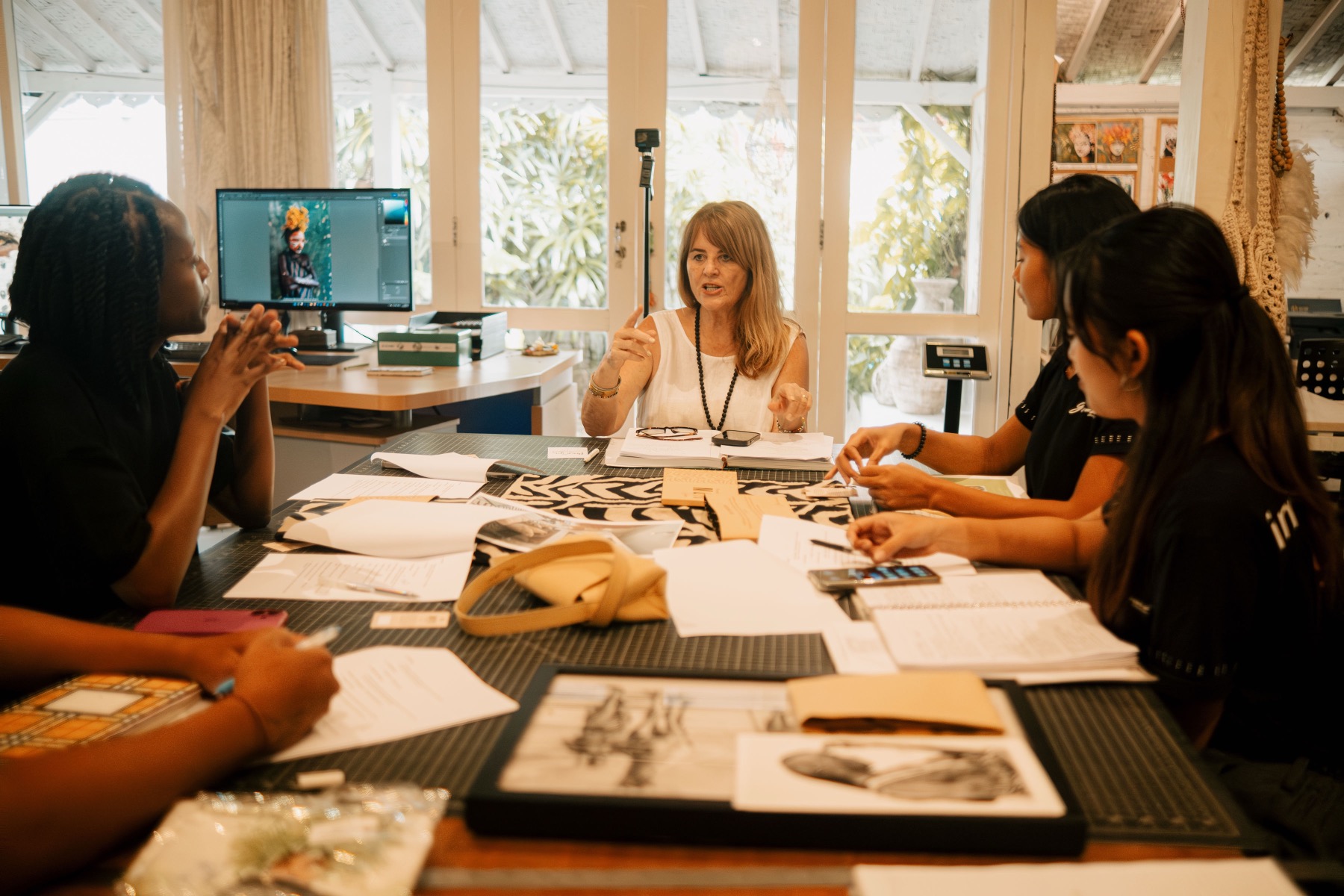 Giovana Photography — a working session around the studio table