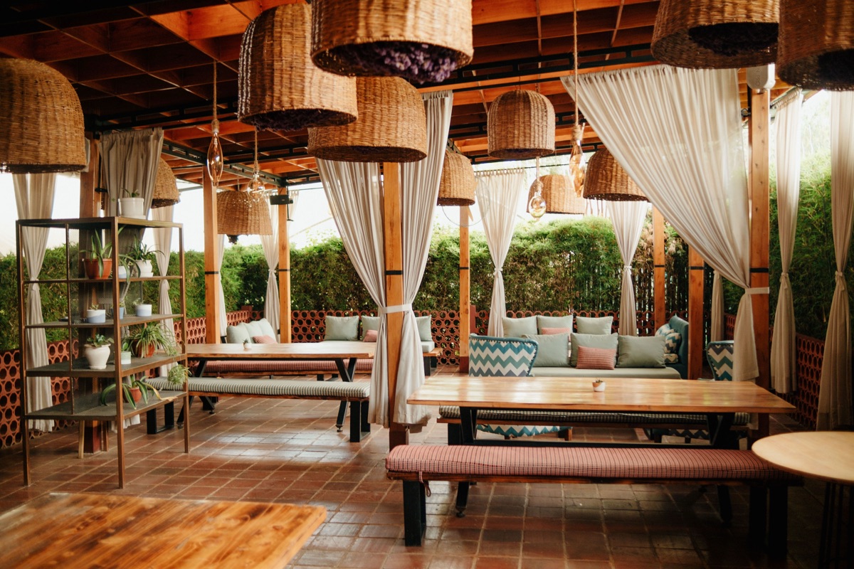 Cultiva&rsquo;s communal tables and woven lamps in the quiet before service