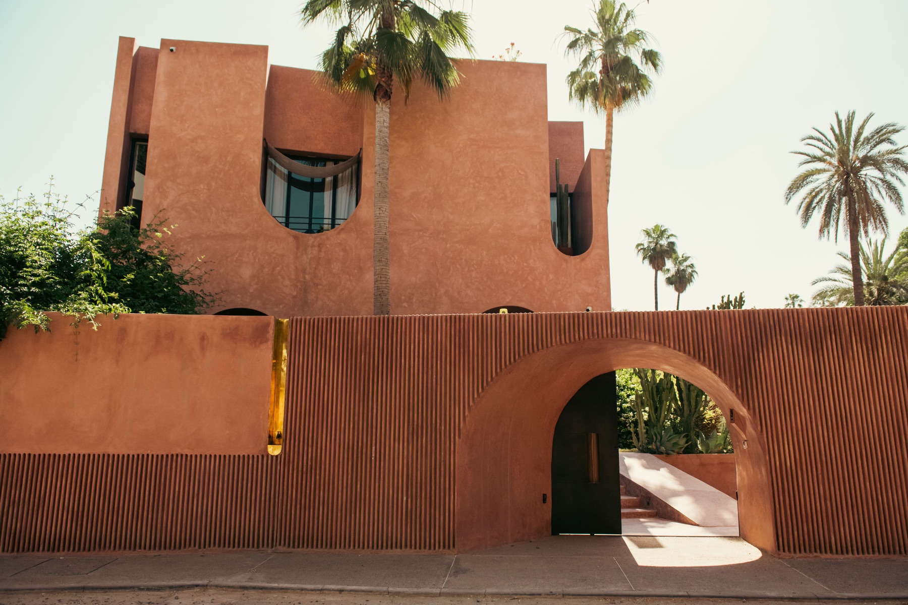 Maison Brummell Majorelle — the arched entrance gate in the ribbed terracotta wall